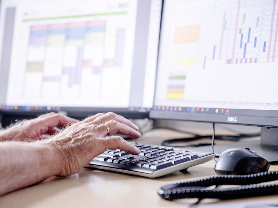 Eine Person gibt Daten in einen Computer ein