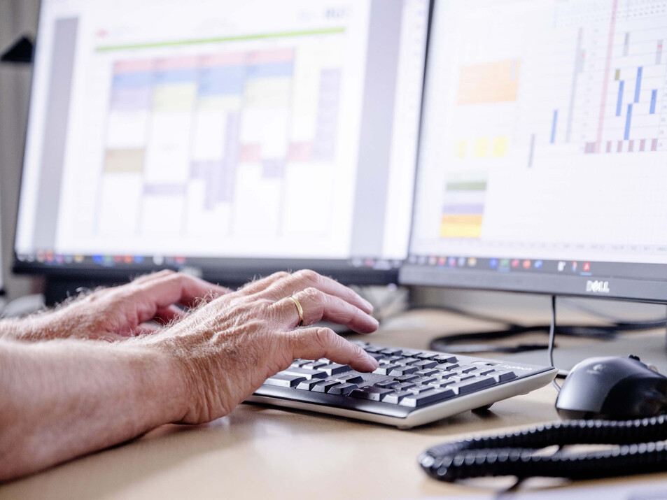 Eine Person gibt Daten in einen Computer ein