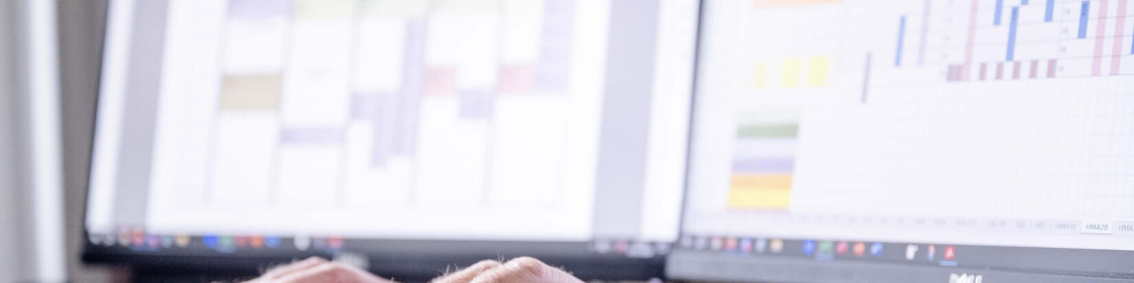 Eine Person gibt Daten in einen Computer ein