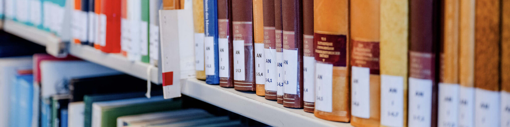 Bücherregal in der Bibliothek der Ruhr-Universität Bochum für Studierende der medizinischen Fakultät.